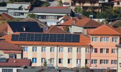 Ndërtesat publike të fuqizuara nga panelet diellore, 6 sisteme voltaike u dorëzohen dy bashkive në Shqipëri