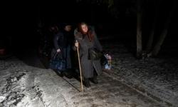 Ljudi iz dijelova Ukrajine pod kontrolom Rusije bježe kroz opasne koridore na liniji fronta